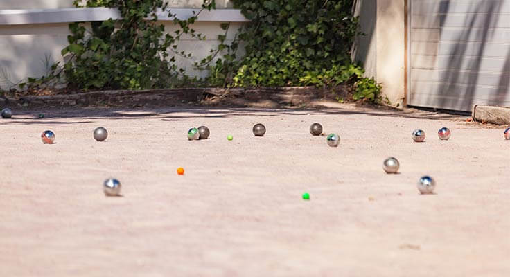 partie de pétanque en camping